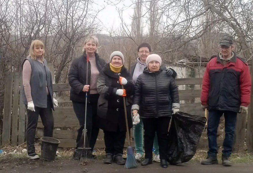 В рамках реализации партийного проекта «Единой России» «Чистая страна» активисты Торезского местного отделения партии провели субботник по ул. Сиваченко В рамках реализации партийного проекта «Единой России» «Чистая страна» активисты Торезского местного отделения партии провели субботник по ул. Сиваченко