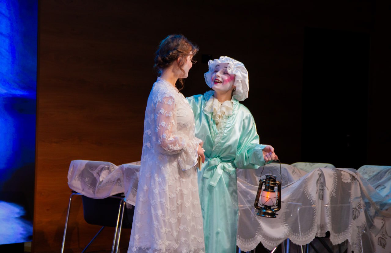 Онегин и двое из 9-го «Б». Сегодня показали театральную постановку, приуроченную ко Дню работника культуры Онегин и двое из 9-го «Б». Сегодня показали театральную постановку, приуроченную ко Дню работника культуры