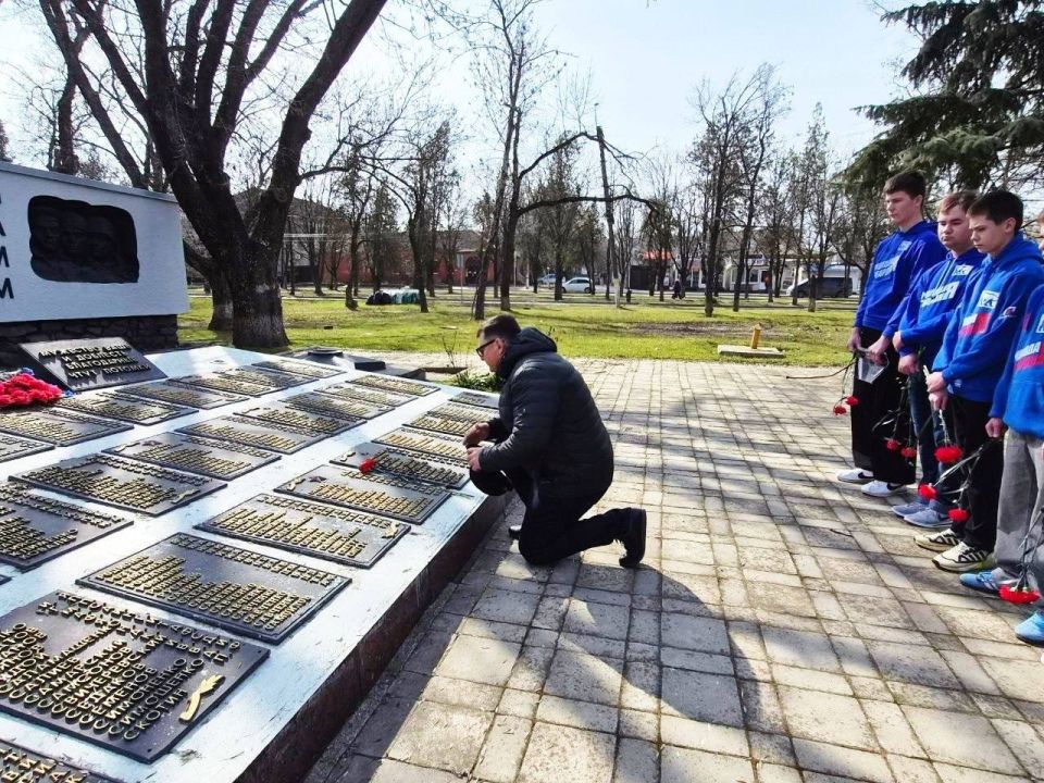 Память о трагедии: в Новоазовске почтили жертв теракта в «Крокус Сити Холле» Память о трагедии: в Новоазовске почтили жертв теракта в «Крокус Сити Холле»