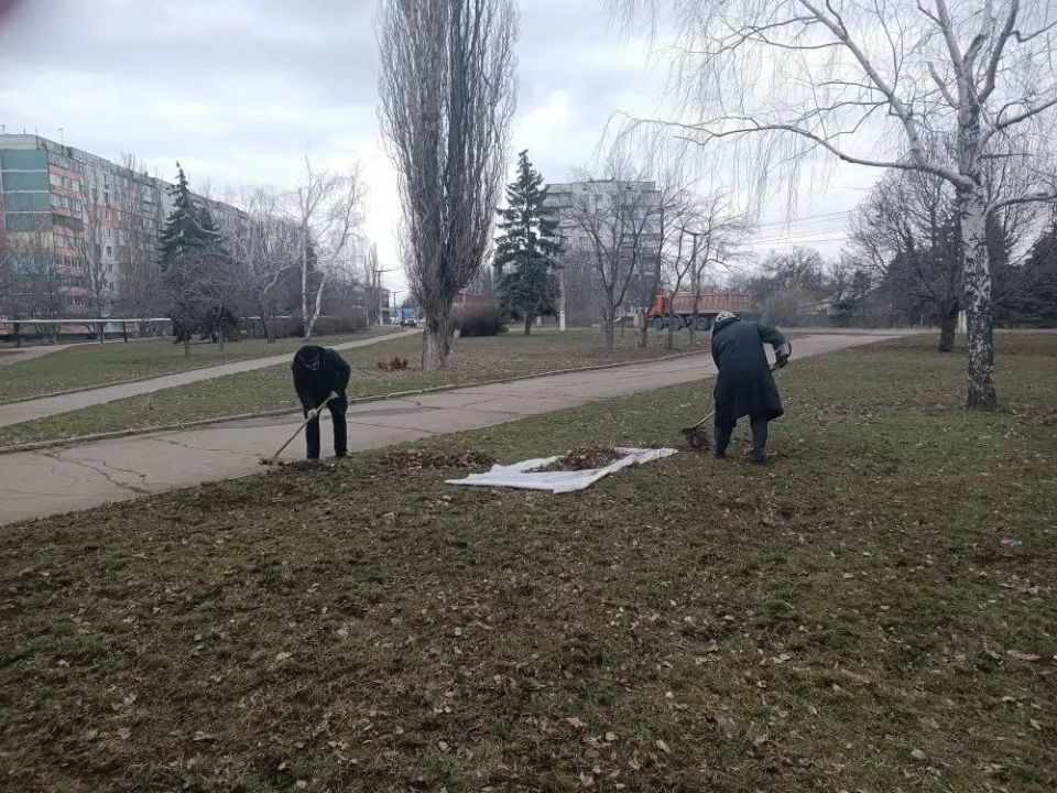 Неравнодушные жители, сотрудники учреждений, предприятий Горняцкого внутригородского района собрались вместе, чтобы принять участие в традиционном субботнике Неравнодушные жители, сотрудники учреждений, предприятий Горняцкого внутригородского района собрались вместе, чтобы принять участие в традиционном субботнике