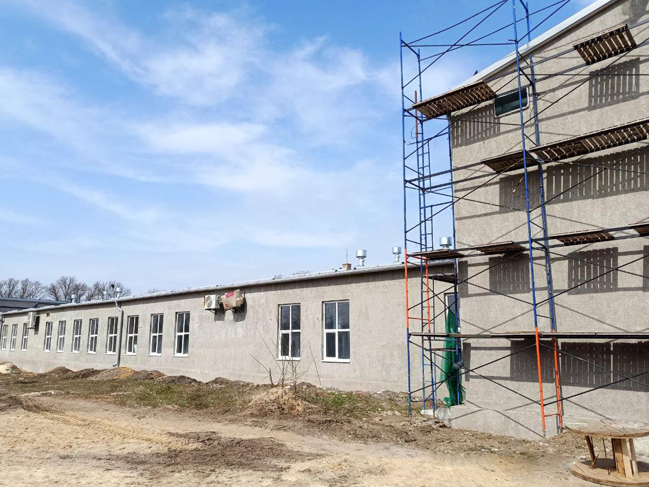 На здании спортивной школы «Олимпия» в Мариуполе завершено утепление фасада