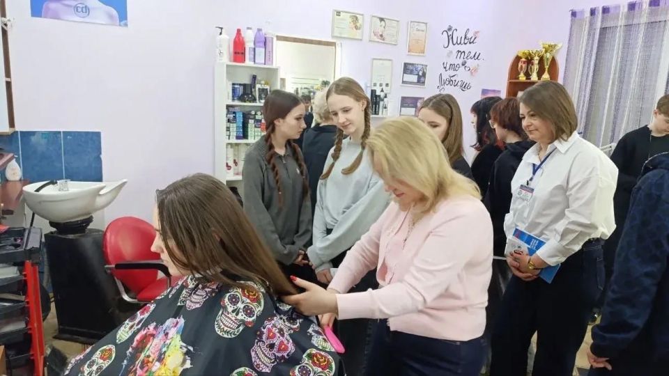 Школьники Кировского познакомились с профессией парикмахера Школьники Кировского познакомились с профессией парикмахера