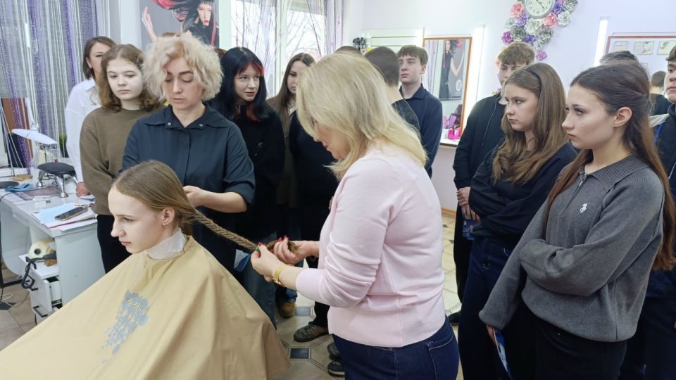 Школьники Кировского познакомились с профессией парикмахера Школьники Кировского познакомились с профессией парикмахера