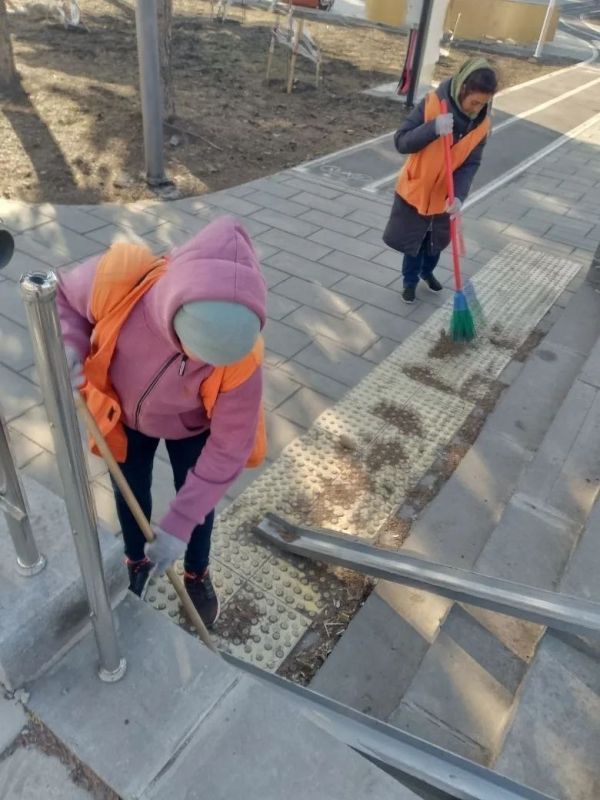 Коммунальщики Снежного продолжают благоустраивать территории общего пользования Коммунальщики Снежного продолжают благоустраивать территории общего пользования