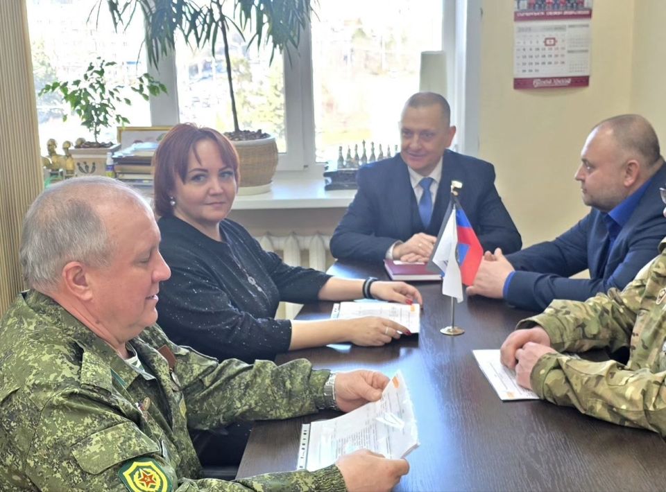 Дмитрий Огилец: В рамках работы Комитета Народного Совета Донецкой Народной Республики по поддержке участников СВО провёл рабочую встречу с депутатом Макеевского городского совета Донецкой Народной Республики Морозовым... Дмитрий Огилец: В рамках работы Комитета Народного Совета Донецкой Народной Республики по поддержке участников СВО провёл рабочую встречу с депутатом Макеевского городского совета Донецкой Народной Республики Морозовым...