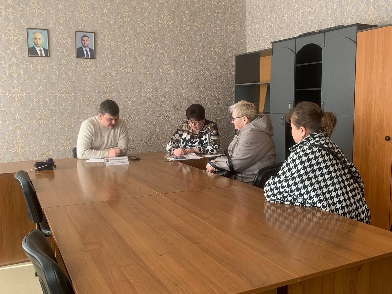 Сегодня, 23 марта 2026 года, Глава муниципального образования городской округ Торез Артем Чесноков провел прием населения по личным вопросам Сегодня, 23 марта 2026 года, Глава муниципального образования городской округ Торез Артем Чесноков провел прием населения по личным вопросам