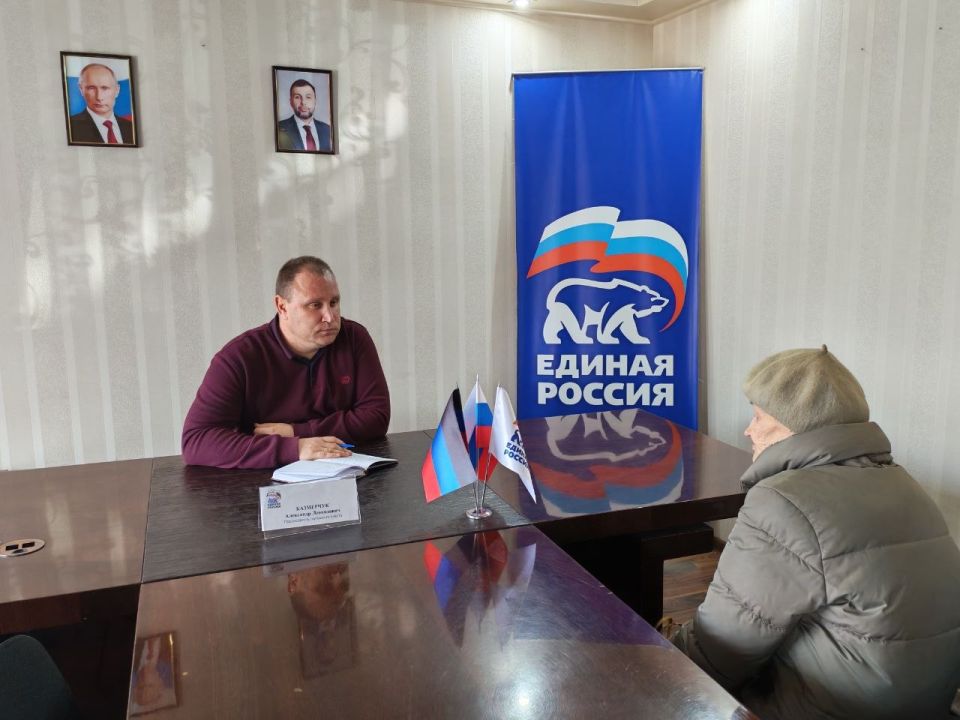 Состоялся прием граждан. Сегодня, 23 марта, в Общественной приемной Партии "Единая Россия" города Тореза Председатель Торезского городского совета Александр Казмерчук провел прием граждан Состоялся прием граждан. Сегодня, 23 марта, в Общественной приемной Партии "Единая Россия" города Тореза Председатель Торезского городского совета Александр Казмерчук провел прием граждан