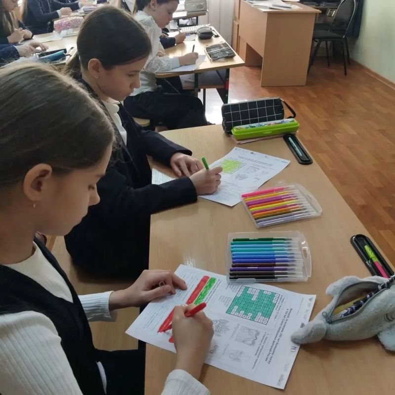 В рамках партийного проекта Единой России "Новая школа" новая учебная неделя в Тельмановской гимназии началась традиционно с линейки и почётного права выноса флага Российской Федерации и флага Донецкой Народной Республики... В рамках партийного проекта Единой России "Новая школа" новая учебная неделя в Тельмановской гимназии началась традиционно с линейки и почётного права выноса флага Российской Федерации и флага Донецкой Народной Республики...