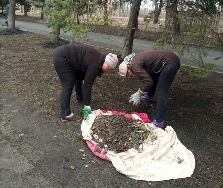 В рамках реализации партийного проекта «Единой России» «Чистая страна» активисты Торезского местного отделения партии провели субботник по ул. Сиваченко В рамках реализации партийного проекта «Единой России» «Чистая страна» активисты Торезского местного отделения партии провели субботник по ул. Сиваченко