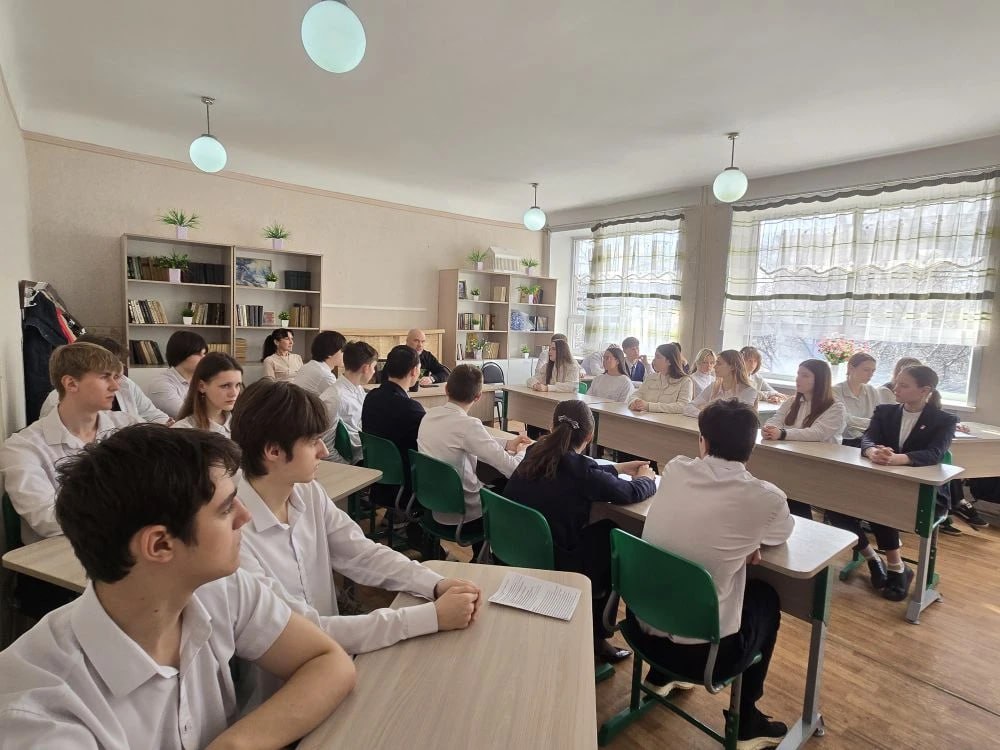 Сергей Желновач: В рамках образовательной программы "Разговоры о важном" посетил ГБОУ «Школа №6 им.Н.Я. Ильина г.о.Дебальцево». Одиннадцатиклассники с интересом погрузились в мир искусства, обсуждая юбилейную дату –... Сергей Желновач: В рамках образовательной программы "Разговоры о важном" посетил ГБОУ «Школа №6 им.Н.Я. Ильина г.о.Дебальцево». Одиннадцатиклассники с интересом погрузились в мир искусства, обсуждая юбилейную дату –...