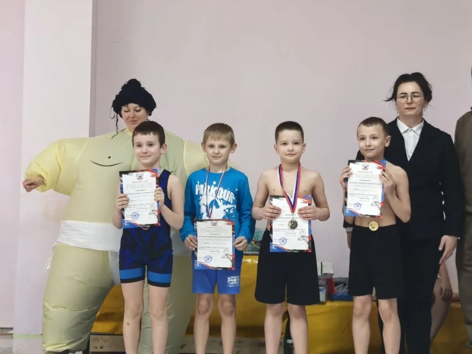 Коллектив Мироновской школы №10 поздравляет призеров открытого турнира по сумо и их тренера Кушнира Сергея Ивановича Коллектив Мироновской школы №10 поздравляет призеров открытого турнира по сумо и их тренера Кушнира Сергея Ивановича