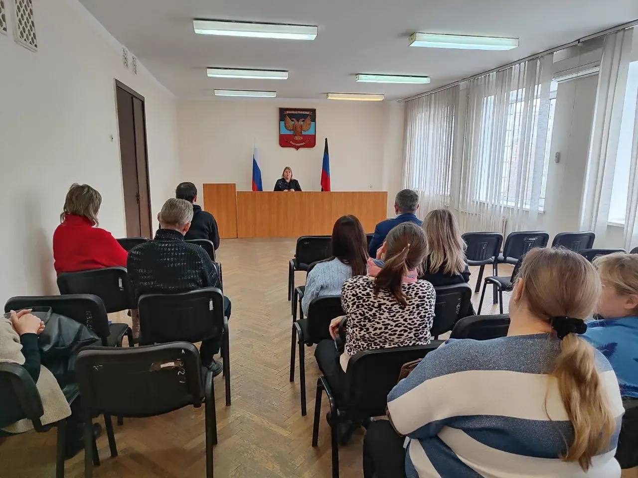 В Горняцком внутригородском районе состоялось собрание секретарей первичных отделений «Единой России» под председательством руководителя Управы Олеси Осатюк