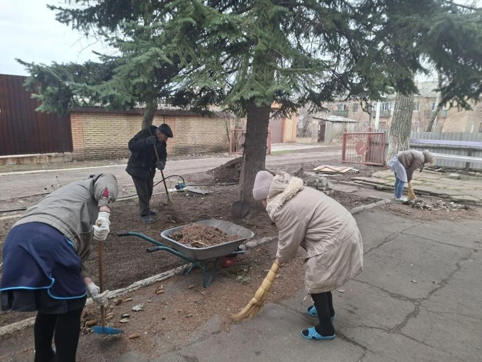 В рамках реализации партийного проекта «Единой России» «Чистая страна» активисты Торезского местного отделения партии провели субботник по ул. Сиваченко В рамках реализации партийного проекта «Единой России» «Чистая страна» активисты Торезского местного отделения партии провели субботник по ул. Сиваченко