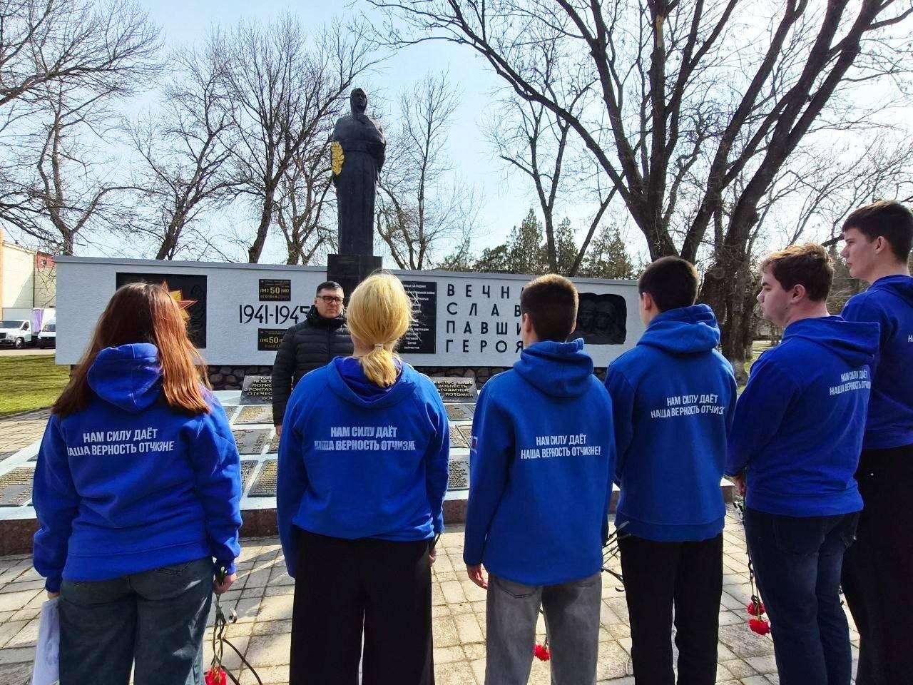 Память о трагедии: в Новоазовске почтили жертв теракта в «Крокус Сити Холле»