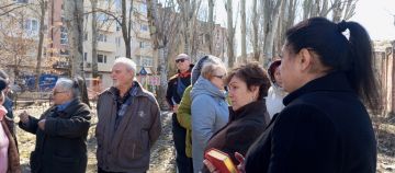 На проспекте Адмирала Лунина состоялась встреча жителей с исполняющей обязанности руководителя Управы Приморского внутригородского района Голяка Еленой Пантелеевной