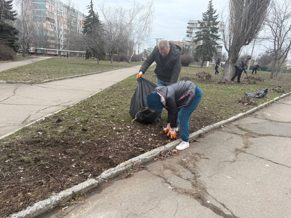 Неравнодушные жители, сотрудники учреждений, предприятий Горняцкого внутригородского района собрались вместе, чтобы принять участие в традиционном субботнике Неравнодушные жители, сотрудники учреждений, предприятий Горняцкого внутригородского района собрались вместе, чтобы принять участие в традиционном субботнике