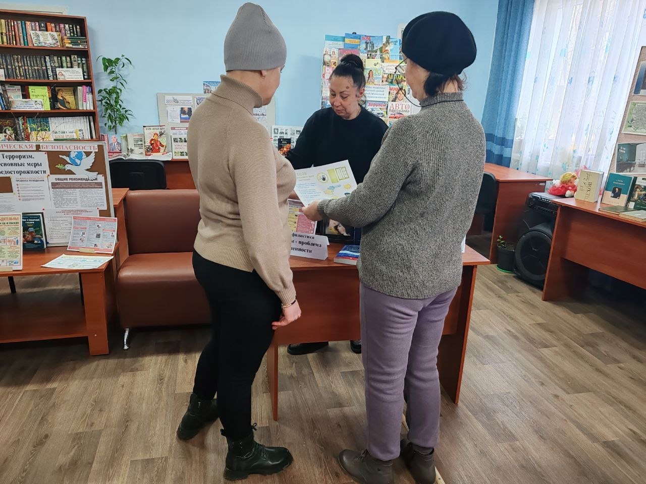 В Мироновской поселковой библиотеке для посетителей проведен час профилактики «Терроризм-проблема современности» В Мироновской поселковой библиотеке для посетителей проведен час профилактики «Терроризм-проблема современности»