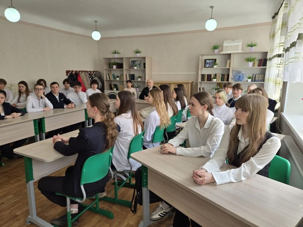 Сергей Желновач: В рамках образовательной программы "Разговоры о важном" посетил ГБОУ «Школа №6 им.Н.Я. Ильина г.о.Дебальцево». Одиннадцатиклассники с интересом погрузились в мир искусства, обсуждая юбилейную дату –... Сергей Желновач: В рамках образовательной программы "Разговоры о важном" посетил ГБОУ «Школа №6 им.Н.Я. Ильина г.о.Дебальцево». Одиннадцатиклассники с интересом погрузились в мир искусства, обсуждая юбилейную дату –...