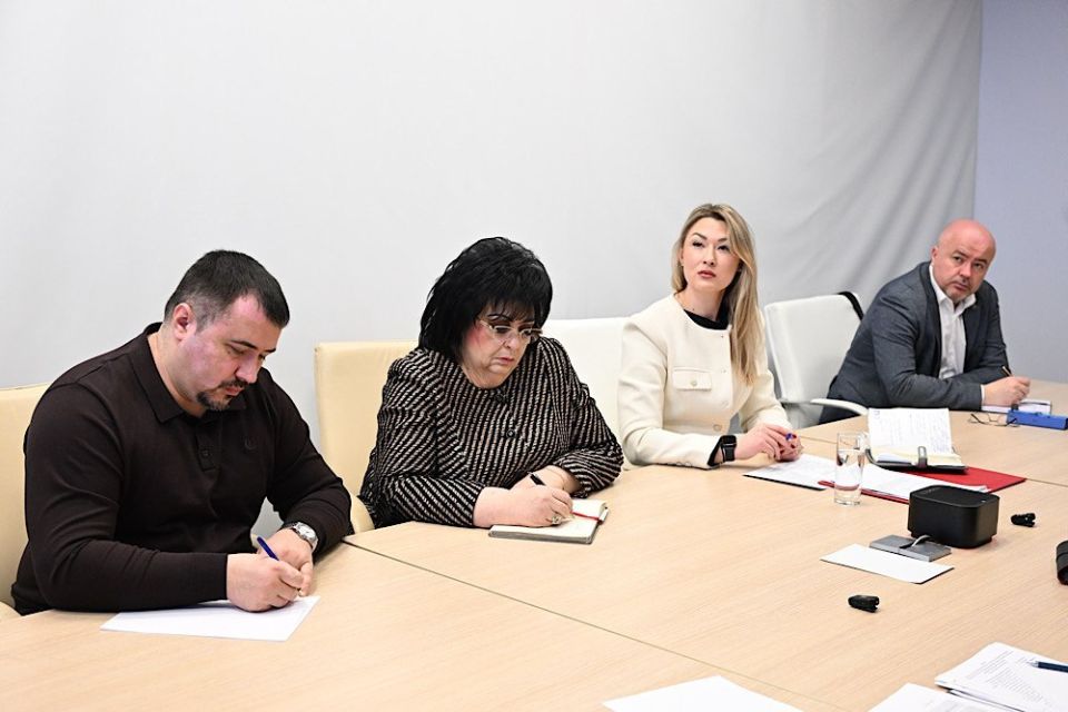 На еженедельном оперативном совещании Главы ДНР с руководителями органов исполнительной власти и главами муниципальных образований обсудили агропромышленный комплекс, развитие территорий, ремонт уличного освещения На еженедельном оперативном совещании Главы ДНР с руководителями органов исполнительной власти и главами муниципальных образований обсудили агропромышленный комплекс, развитие территорий, ремонт уличного освещения