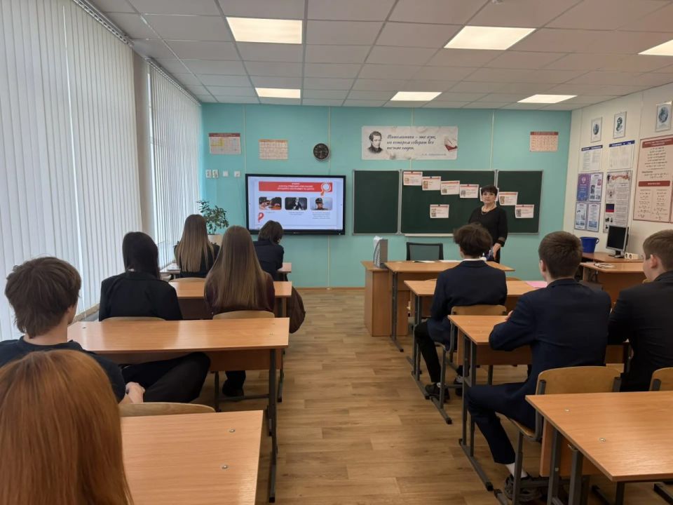 В рамках партийного проекта Единой России "Новая школа" новая учебная неделя в Тельмановской гимназии началась традиционно с линейки и почётного права выноса флага Российской Федерации и флага Донецкой Народной Республики... В рамках партийного проекта Единой России "Новая школа" новая учебная неделя в Тельмановской гимназии началась традиционно с линейки и почётного права выноса флага Российской Федерации и флага Донецкой Народной Республики...