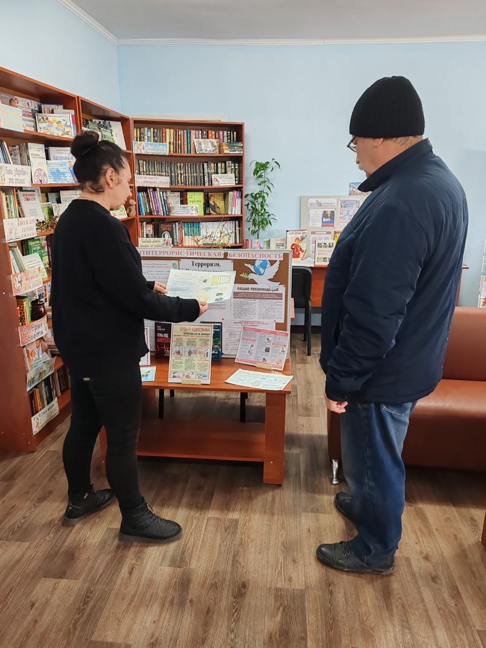 В Мироновской поселковой библиотеке для посетителей проведен час профилактики «Терроризм-проблема современности» В Мироновской поселковой библиотеке для посетителей проведен час профилактики «Терроризм-проблема современности»