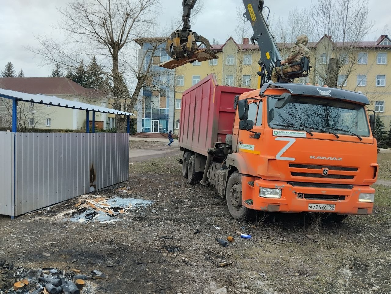 С целью приведения территории в надлежащее санитарное состояние в Кировском внутригородском районе выполнены работы по вывозу крупногабаритных накоплений мусора на контейнерных площадках по адресам: ул. Парижской Коммуны, д.... С целью приведения территории в надлежащее санитарное состояние в Кировском внутригородском районе выполнены работы по вывозу крупногабаритных накоплений мусора на контейнерных площадках по адресам: ул. Парижской Коммуны, д....
