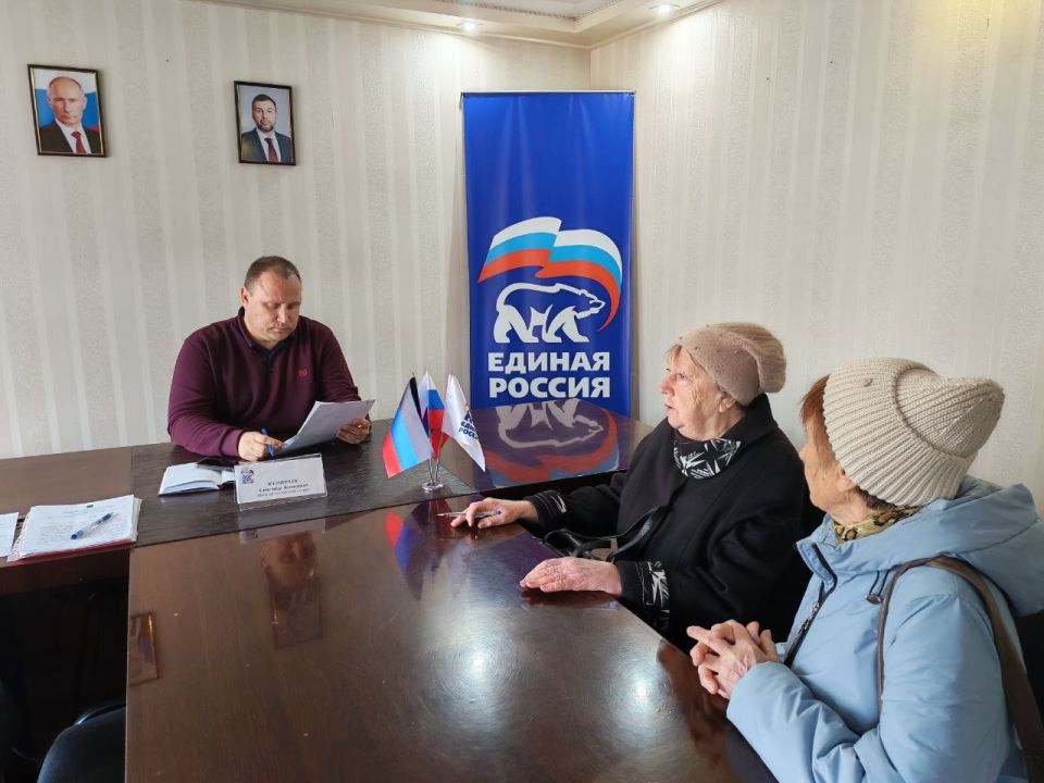 Состоялся прием граждан. Сегодня, 23 марта, в Общественной приемной Партии "Единая Россия" города Тореза Председатель Торезского городского совета Александр Казмерчук провел прием граждан Состоялся прием граждан. Сегодня, 23 марта, в Общественной приемной Партии "Единая Россия" города Тореза Председатель Торезского городского совета Александр Казмерчук провел прием граждан