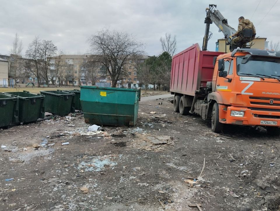 С целью приведения территории в надлежащее санитарное состояние в Кировском внутригородском районе выполнены работы по вывозу крупногабаритных накоплений мусора на контейнерных площадках по адресам: ул. Парижской Коммуны, д.... С целью приведения территории в надлежащее санитарное состояние в Кировском внутригородском районе выполнены работы по вывозу крупногабаритных накоплений мусора на контейнерных площадках по адресам: ул. Парижской Коммуны, д....