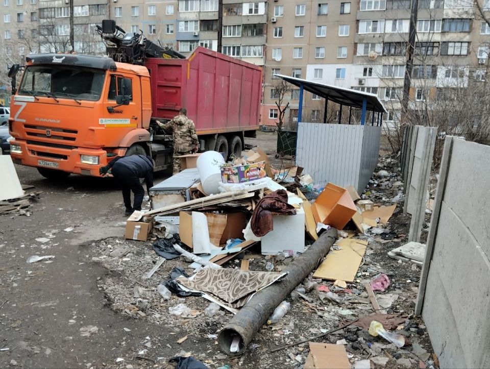 С целью приведения территории в надлежащее санитарное состояние в Кировском внутригородском районе выполнены работы по вывозу крупногабаритных накоплений мусора на контейнерных площадках по адресам: ул. Парижской Коммуны, д.... С целью приведения территории в надлежащее санитарное состояние в Кировском внутригородском районе выполнены работы по вывозу крупногабаритных накоплений мусора на контейнерных площадках по адресам: ул. Парижской Коммуны, д....
