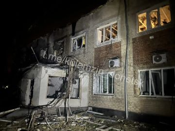 По предварительной информации, в результате обстрела укрофашистов в Ленинском районе Донецка повреждено остекление жилых домов по улице Рослого, — мэр города