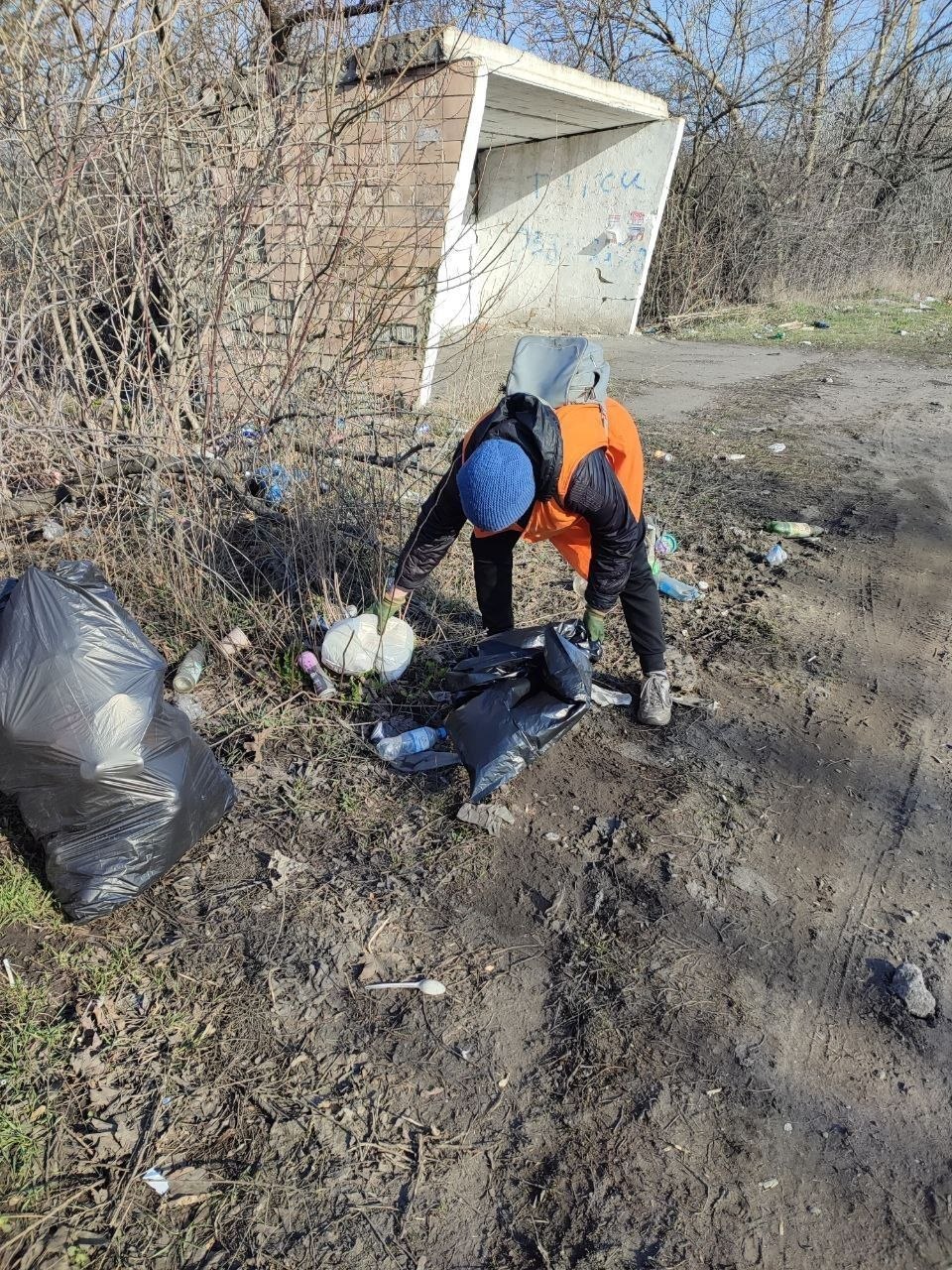 Коммунальщики Снежного продолжают благоустраивать территории общего пользования Коммунальщики Снежного продолжают благоустраивать территории общего пользования