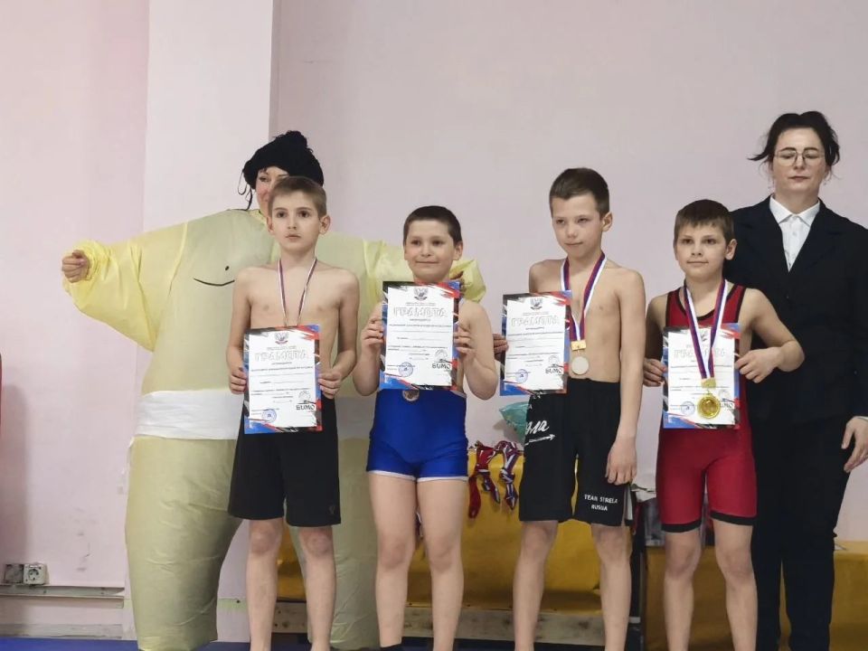 Коллектив Мироновской школы №10 поздравляет призеров открытого турнира по сумо и их тренера Кушнира Сергея Ивановича Коллектив Мироновской школы №10 поздравляет призеров открытого турнира по сумо и их тренера Кушнира Сергея Ивановича