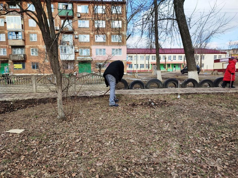 В Шахтерске продолжают наводить порядок во дворах В Шахтерске продолжают наводить порядок во дворах