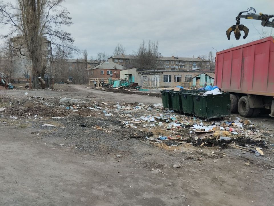 С целью приведения территории в надлежащее санитарное состояние в Кировском внутригородском районе выполнены работы по вывозу крупногабаритных накоплений мусора на контейнерных площадках по адресам: ул. Парижской Коммуны, д.... С целью приведения территории в надлежащее санитарное состояние в Кировском внутригородском районе выполнены работы по вывозу крупногабаритных накоплений мусора на контейнерных площадках по адресам: ул. Парижской Коммуны, д....