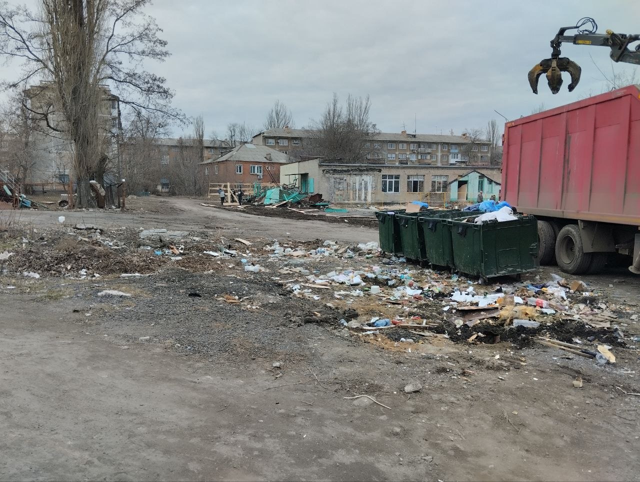 С целью приведения территории в надлежащее санитарное состояние в Кировском внутригородском районе выполнены работы по вывозу крупногабаритных накоплений мусора на контейнерных площадках по адресам: ул. Парижской Коммуны, д.... С целью приведения территории в надлежащее санитарное состояние в Кировском внутригородском районе выполнены работы по вывозу крупногабаритных накоплений мусора на контейнерных площадках по адресам: ул. Парижской Коммуны, д....