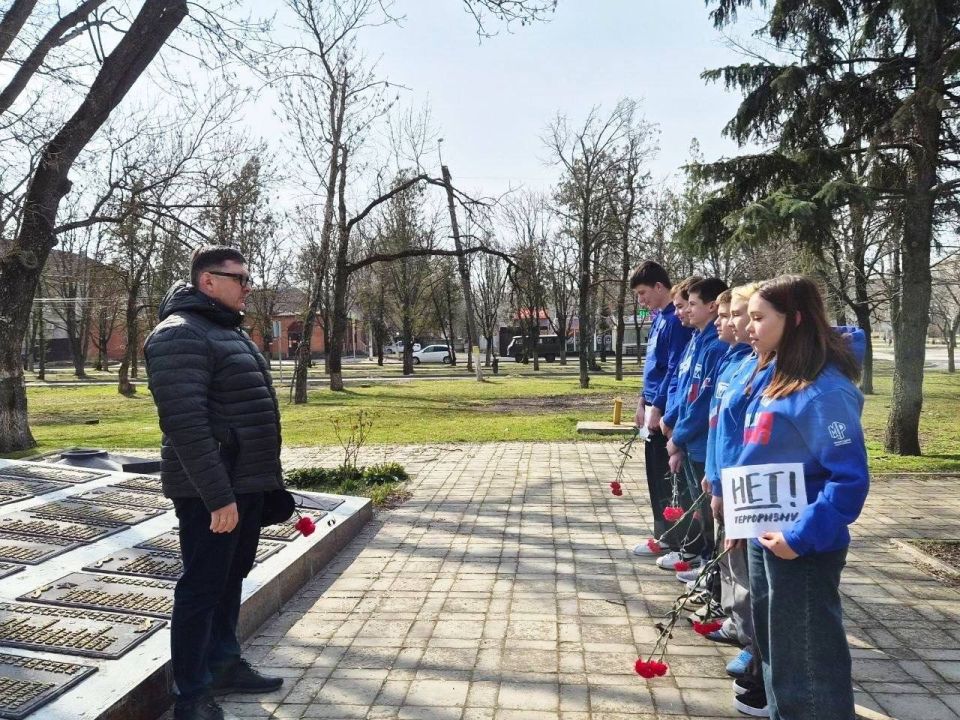 Память о трагедии: в Новоазовске почтили жертв теракта в «Крокус Сити Холле» Память о трагедии: в Новоазовске почтили жертв теракта в «Крокус Сити Холле»