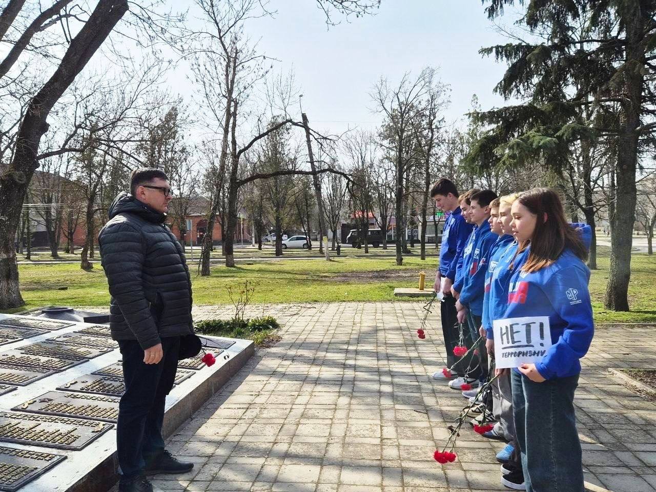 Память о трагедии: в Новоазовске почтили жертв теракта в «Крокус Сити Холле» Память о трагедии: в Новоазовске почтили жертв теракта в «Крокус Сити Холле»