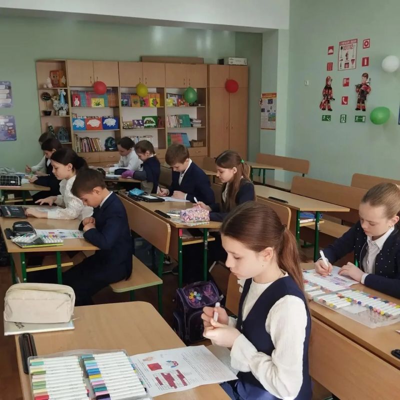 В рамках партийного проекта Единой России "Новая школа" новая учебная неделя в Тельмановской гимназии началась традиционно с линейки и почётного права выноса флага Российской Федерации и флага Донецкой Народной Республики... В рамках партийного проекта Единой России "Новая школа" новая учебная неделя в Тельмановской гимназии началась традиционно с линейки и почётного права выноса флага Российской Федерации и флага Донецкой Народной Республики...