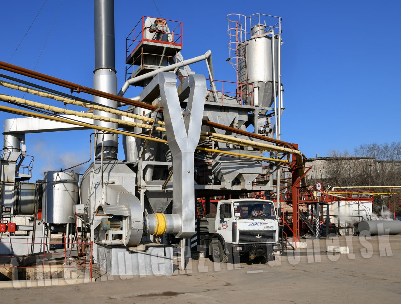 Алексей Кулемзин: Сегодня на базе предприятия «Дорожное ремонтно-строительное управление» состоялся успешный пробный запуск асфальтобетонного завода в новом сезоне Алексей Кулемзин: Сегодня на базе предприятия «Дорожное ремонтно-строительное управление» состоялся успешный пробный запуск асфальтобетонного завода в новом сезоне