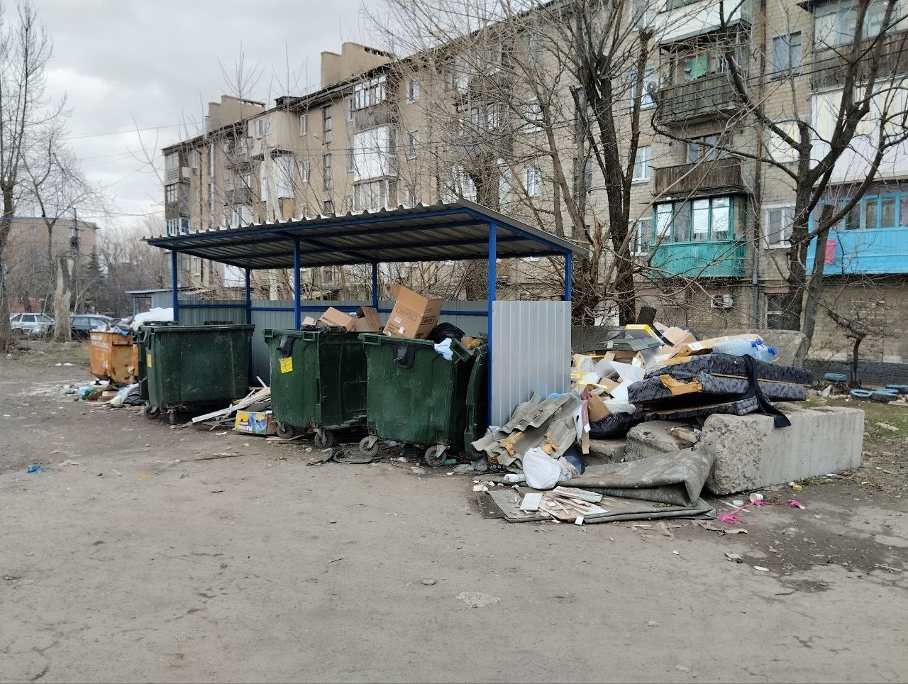 С целью приведения территории в надлежащее санитарное состояние в Кировском внутригородском районе выполнены работы по вывозу крупногабаритных накоплений мусора на контейнерных площадках по адресам: ул. Парижской Коммуны, д.... С целью приведения территории в надлежащее санитарное состояние в Кировском внутригородском районе выполнены работы по вывозу крупногабаритных накоплений мусора на контейнерных площадках по адресам: ул. Парижской Коммуны, д....