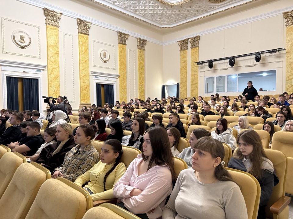 Александр Шатов: С молодежью Шахтерского округа пообщались на духовные темы Александр Шатов: С молодежью Шахтерского округа пообщались на духовные темы