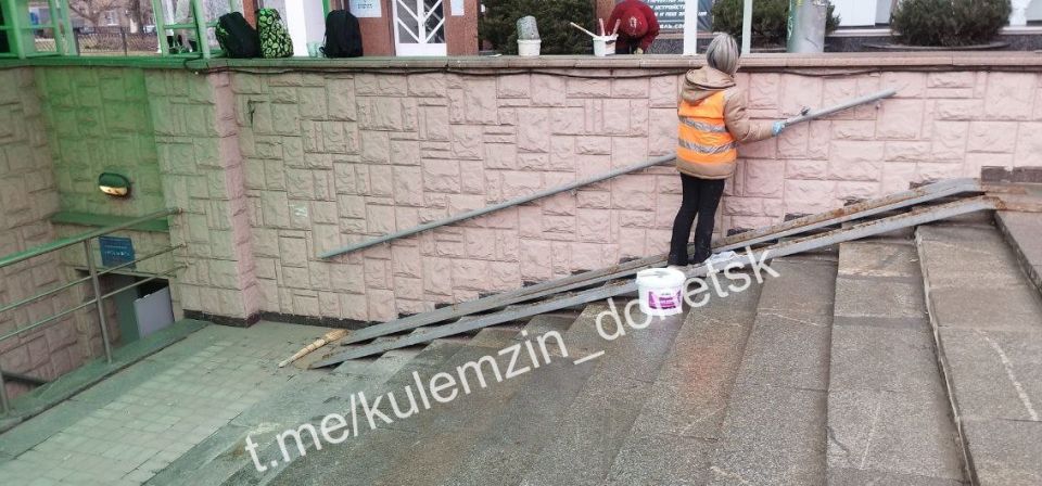 Сотрудники муниципального предприятия «Дорожное ремонтно-строительное управление» продолжают ремонтные работы во всех районах Донецка Сотрудники муниципального предприятия «Дорожное ремонтно-строительное управление» продолжают ремонтные работы во всех районах Донецка