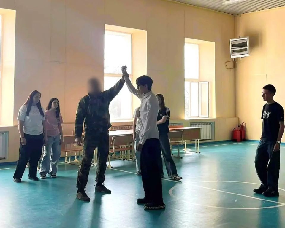 В Старобешевской школе № 1 провели «Урок мужества» с бойцами Росгвардии В Старобешевской школе № 1 провели «Урок мужества» с бойцами Росгвардии