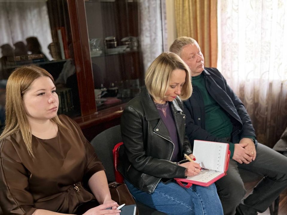 Глава муниципального образования городской округ Торез, Секретарь Торезского местного отделения Партии «ЕДИНАЯ РОССИЯ» Артём Чесноков совместно с Председателем Торезского городского совета Александром Казмерчуком, а также... Глава муниципального образования городской округ Торез, Секретарь Торезского местного отделения Партии «ЕДИНАЯ РОССИЯ» Артём Чесноков совместно с Председателем Торезского городского совета Александром Казмерчуком, а также...