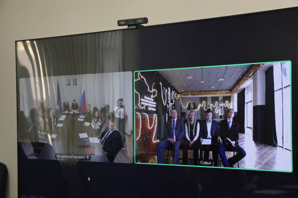 Мост «Крым-Донбасс». Молодежный Парламент ДНР провел онлайн-встречу с представителями Молодежного Парламента Республики Крым: диалог между молодежью коснулся широкого круга тем Мост «Крым-Донбасс». Молодежный Парламент ДНР провел онлайн-встречу с представителями Молодежного Парламента Республики Крым: диалог между молодежью коснулся широкого круга тем