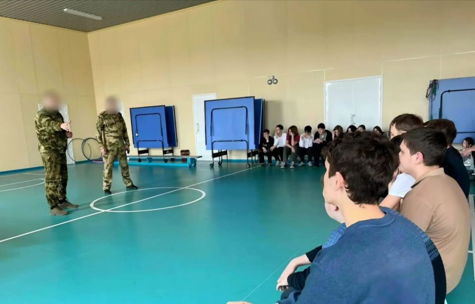 В Старобешевской школе № 1 провели «Урок мужества» с бойцами Росгвардии В Старобешевской школе № 1 провели «Урок мужества» с бойцами Росгвардии