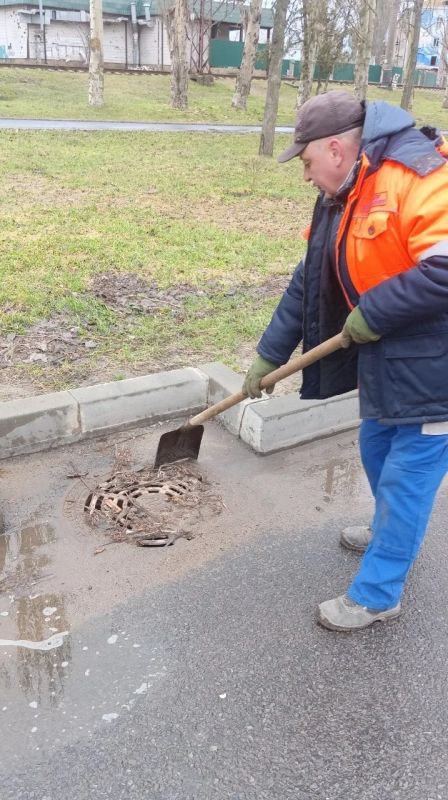 В Мариуполе дорожники ведут активные работы по расчистке ливневой канализации В Мариуполе дорожники ведут активные работы по расчистке ливневой канализации