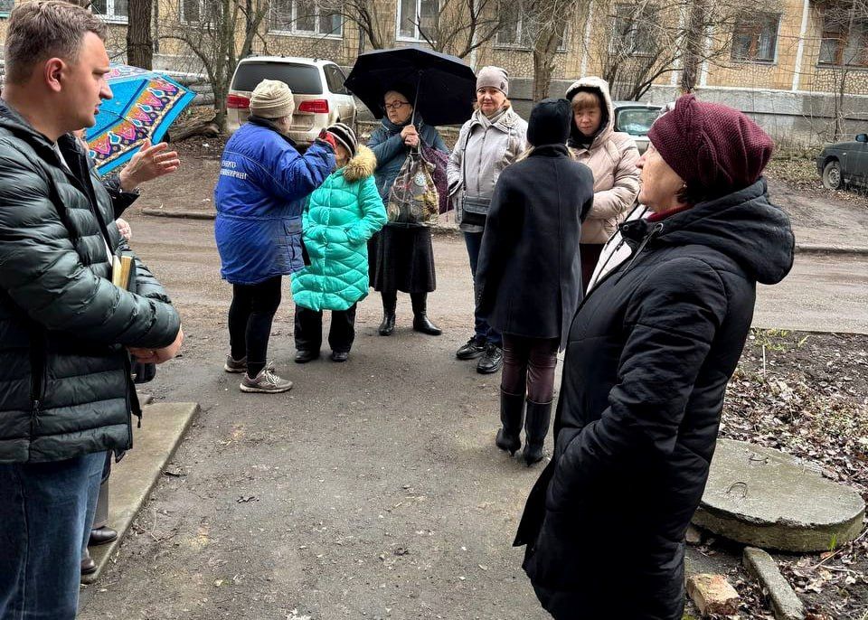 Иван Адамец: В доме № 20 по улице 60-летия СССР состоялась встреча жителей с первым заместителем руководителя управы Куйбышевского района Алиной Волковой и депутатом Донецкого городского совета Сергеем Остапенко Иван Адамец: В доме № 20 по улице 60-летия СССР состоялась встреча жителей с первым заместителем руководителя управы Куйбышевского района Алиной Волковой и депутатом Донецкого городского совета Сергеем Остапенко