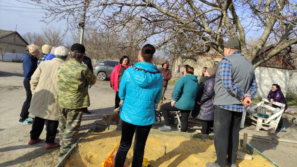 Начальник Комсомольского территориального управления Администрации Старобешевского муниципального округа Людмила Морщ совместно с Депутатом Народного Совета Донецкой Народной Республики Сергеем Дмитриевым провели встречу с... Начальник Комсомольского территориального управления Администрации Старобешевского муниципального округа Людмила Морщ совместно с Депутатом Народного Совета Донецкой Народной Республики Сергеем Дмитриевым провели встречу с...