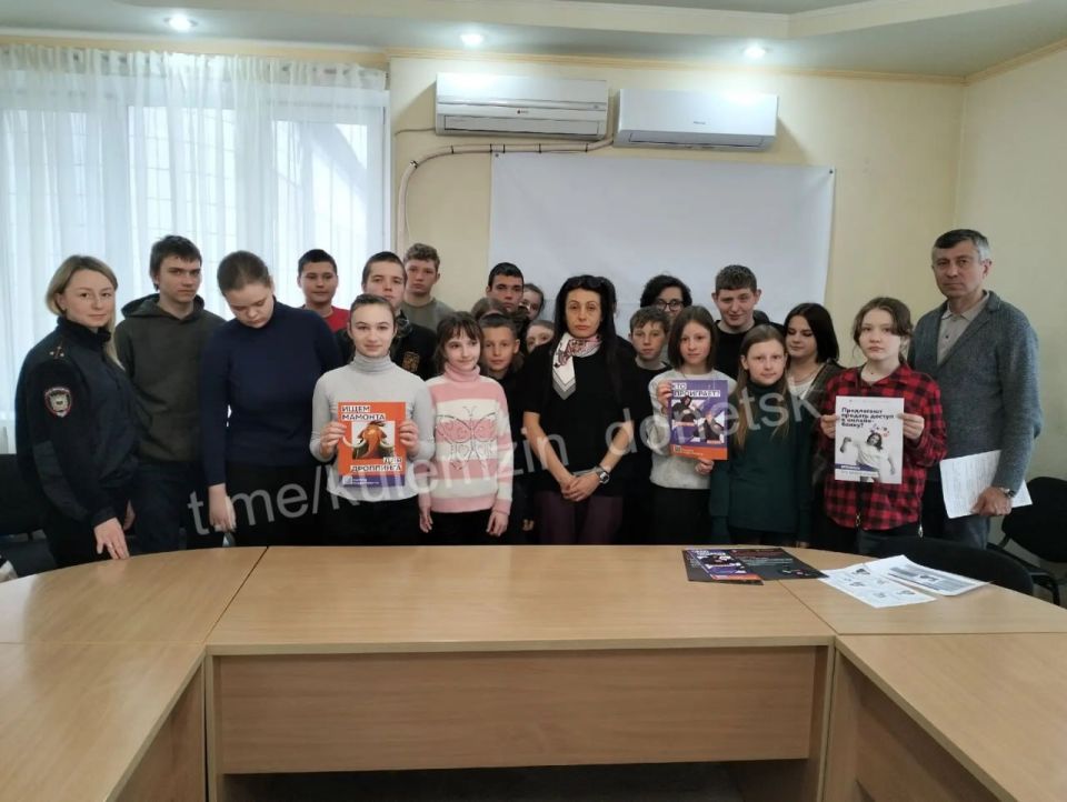 Специалисты управления опеки и попечительства администрации г.о. Донецк совместно с коллегами из подразделения по делам несовершеннолетних ОП № 8 УМВД России «Донецкое» провели важную встречу с детьми-сиротами и ребятами... Специалисты управления опеки и попечительства администрации г.о. Донецк совместно с коллегами из подразделения по делам несовершеннолетних ОП № 8 УМВД России «Донецкое» провели важную встречу с детьми-сиротами и ребятами...